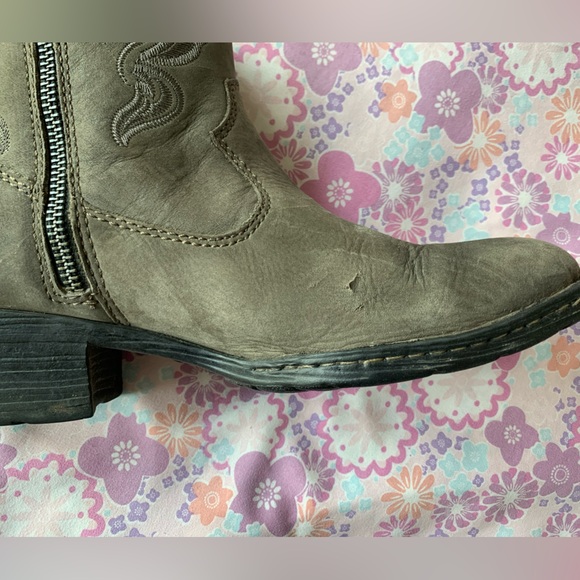 BORN riven western embroidered grey booties size 8.5 (40) - Picture 4 of 12